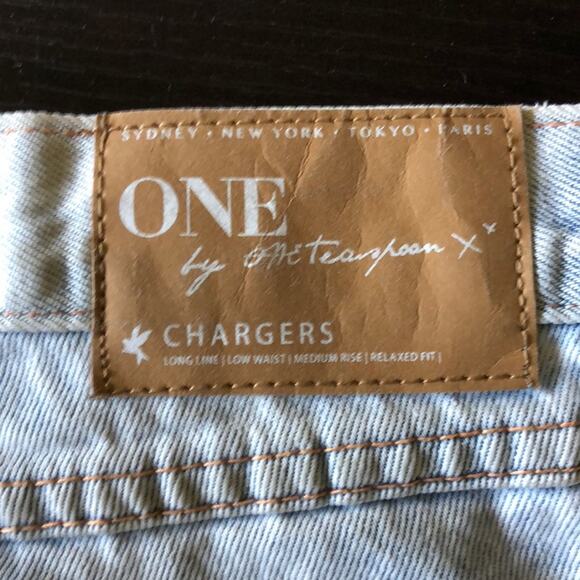 One Teaspoon Womens Light Wash "Chargers" Distressed Cuffed Denim Shorts 24 - Picture 5 of 11